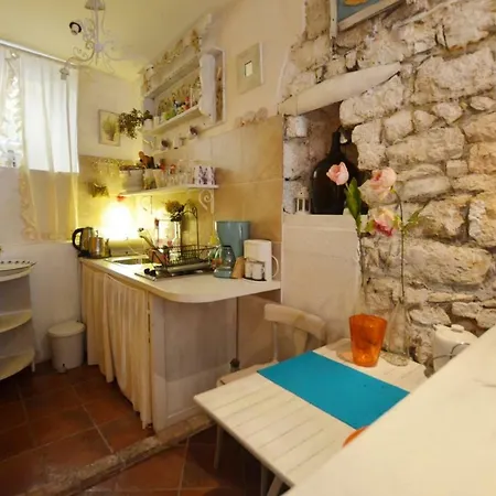 Apartment Chic Antique *