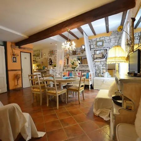 Apartment Chic Antique *