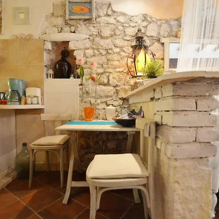 Apartment Chic Antique *