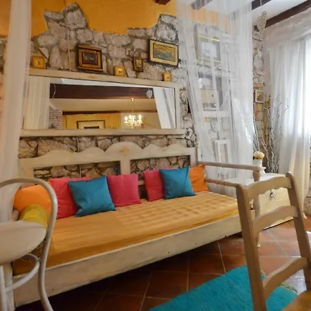 Apartment Chic Antique *